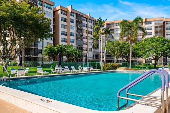 Building Photo - 900 St Charles Pl