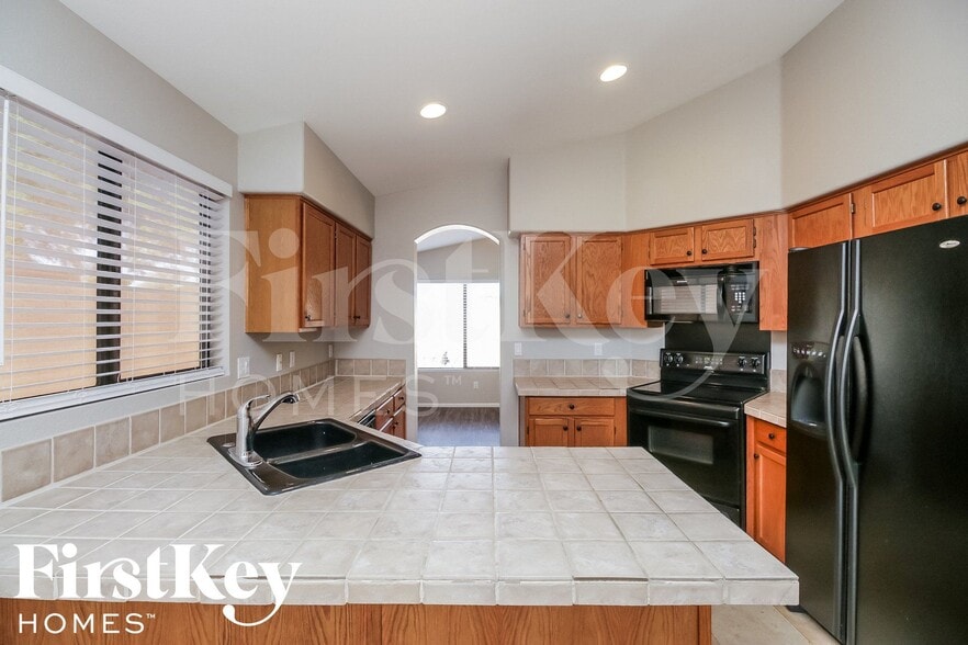 Building Photo - 306 E Vaughn Ave