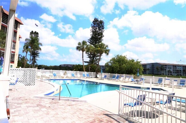Building Photo - 4111 Lake Bayshore Dr