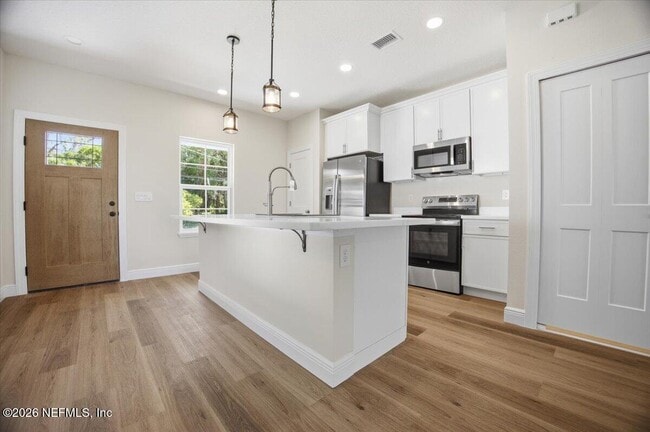 Building Photo - 206 W Fox St