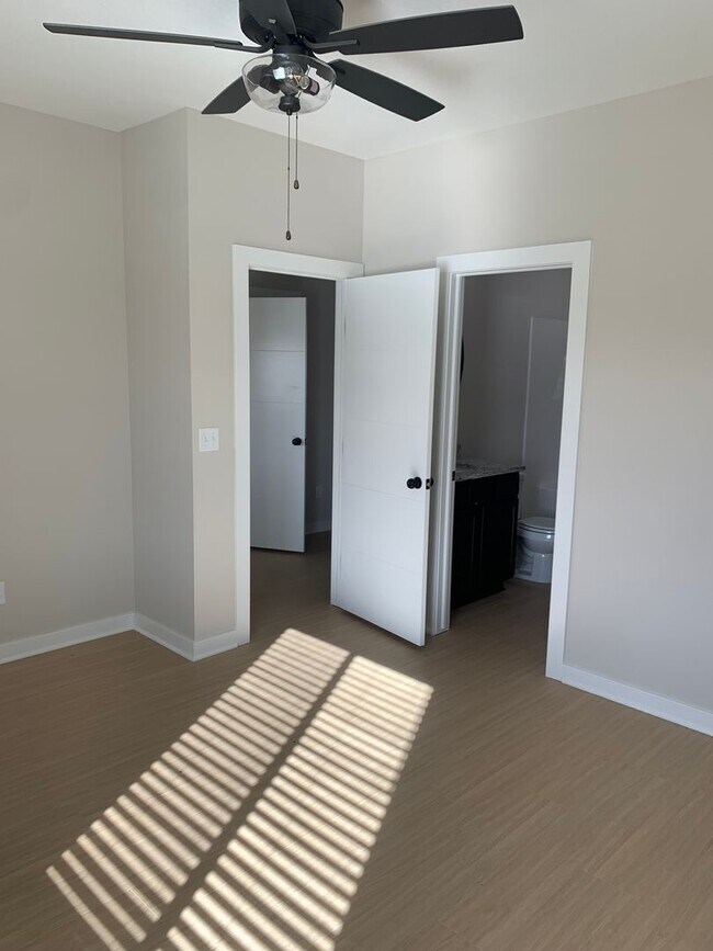 Building Photo - 5406-08 BRESSLER Dr