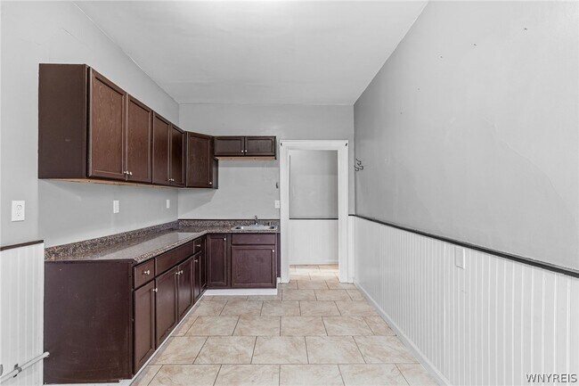 Building Photo - 2114 Seneca St