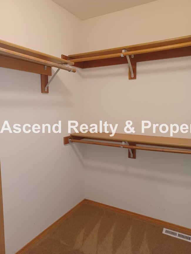 Building Photo - Troutdale 4 Bed Fenced Back 3 Car Garage Y...