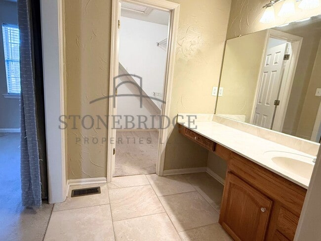 Building Photo - Spacious 3 bed, 2 bath with loft