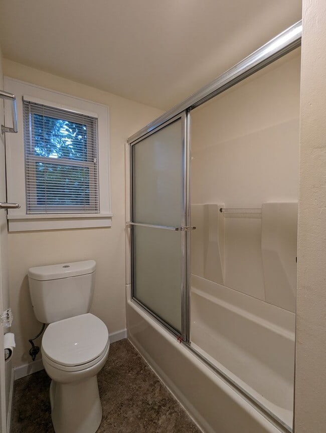 Building Photo - Spacious 2-Bedroom, 1-bath Home Close To Owen Rose Gardens!