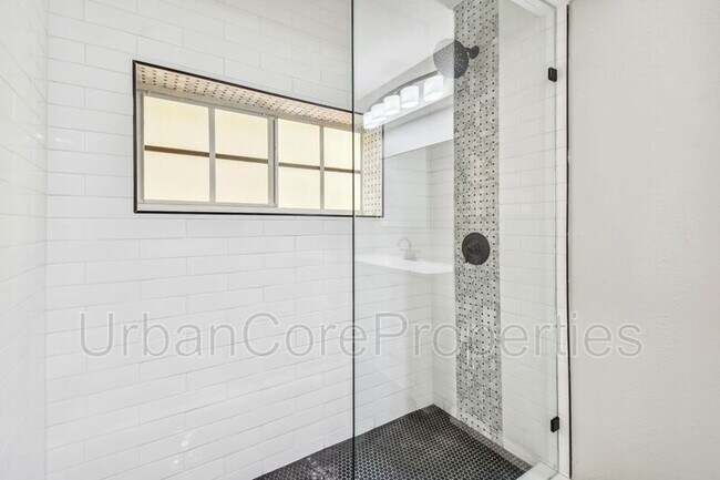 Building Photo - 440 2nd St N