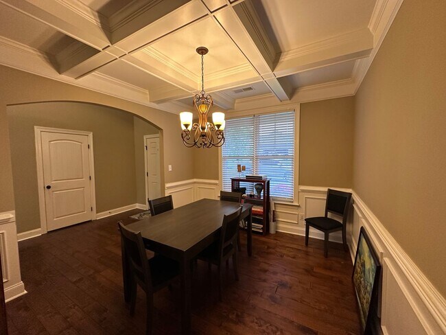 Building Photo - Welcome to this spacious 6 bedroom, 4 bath...