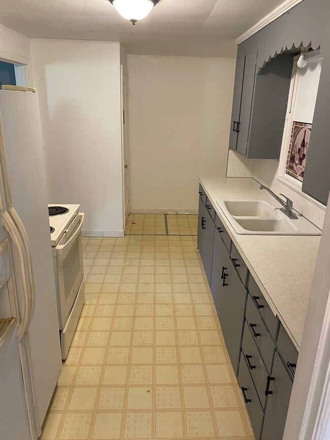 Building Photo - 229 Broadway St E