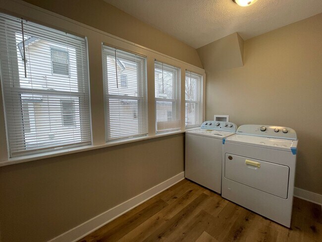 Building Photo - Nicely updated- Four Bedroom Home on the NE side of Grand Rapids!