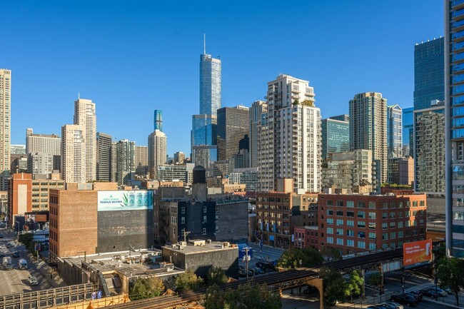 Building Photo - River North Beautiful 1B Apartment