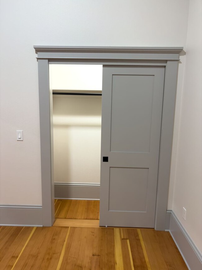 Building Photo - NEWLY RENOVATED DOWNTOWN SALEM ONE BEDROOM