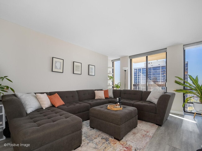 Building Photo - 1660 N La Salle Dr