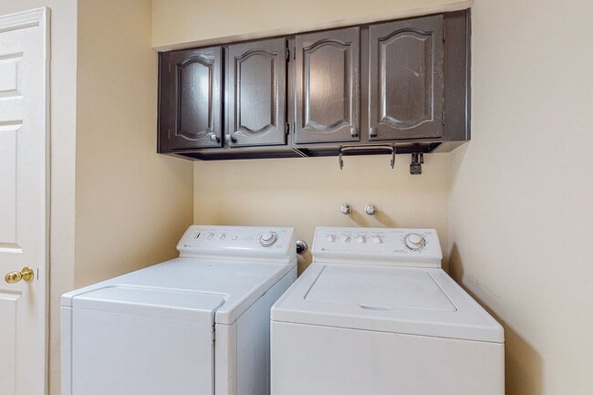 Building Photo - ACADEMY RIDGE 2 Bedroom Plus Office   2 Ba...