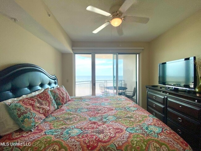 Building Photo - 2228 Beach Dr