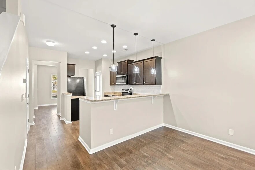 Building Photo - 261 Castle Dr