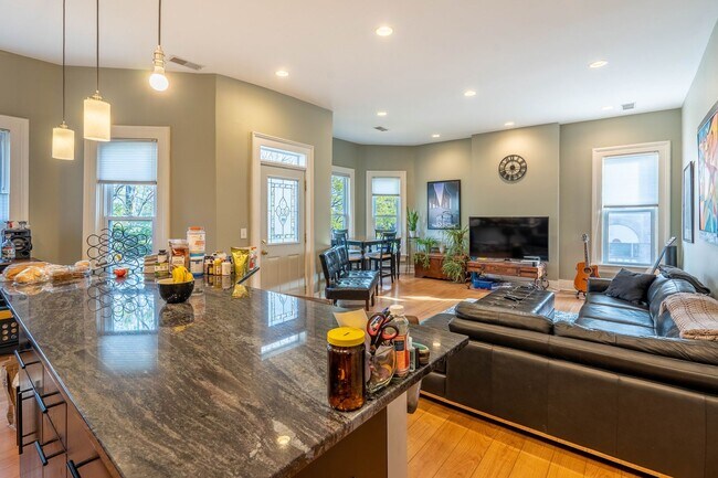 Building Photo - 1371 N High St