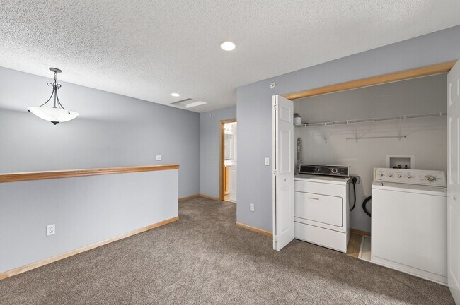 Building Photo - The Lakes Townhome