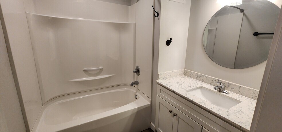 Full bath - 211 One Way St