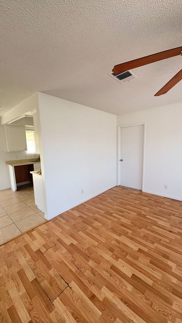 Building Photo - 3 BEDROOM APPLE VALLEY HOME