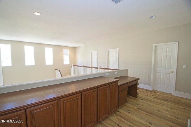 Building Photo - 3075 Roxbury Dr