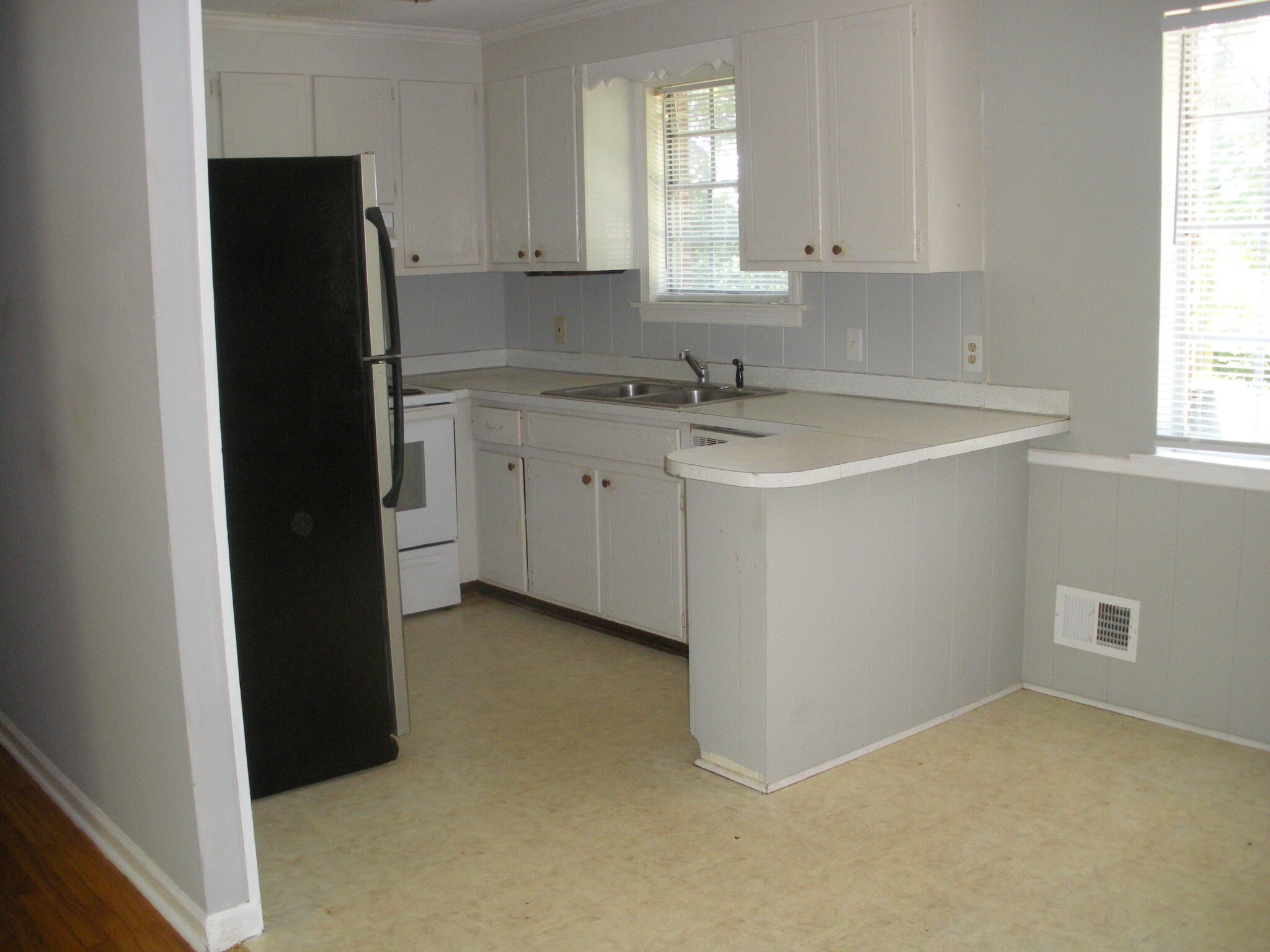 Building Photo - 2900 Holt Dr