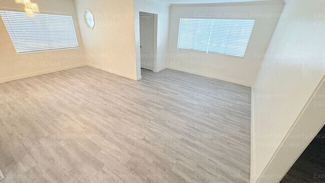Building Photo - 3 Bedroom 2 bathroom house located near the Kern Medical Hospital, East Bakersfield High, and a s...