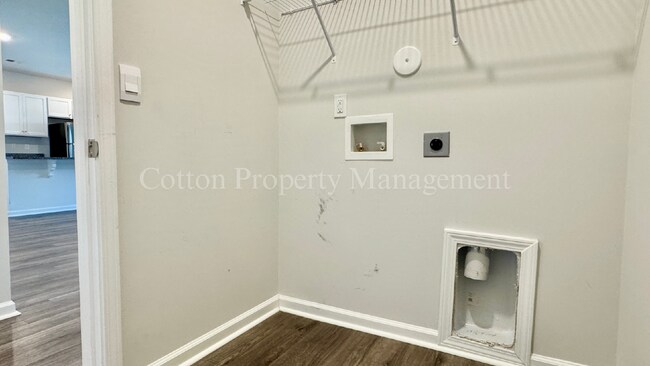 Building Photo - 2516 Centerway Ln