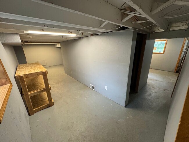 Building Photo - 2 bed 1 bath Rochester Hills ranch with ga...