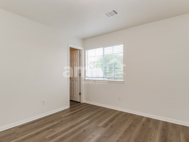 Building Photo - 910 Redcrest Springs Ct