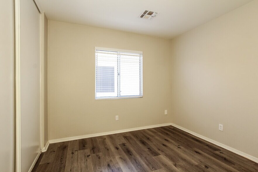 Building Photo - 12622 W Bloomfield Rd