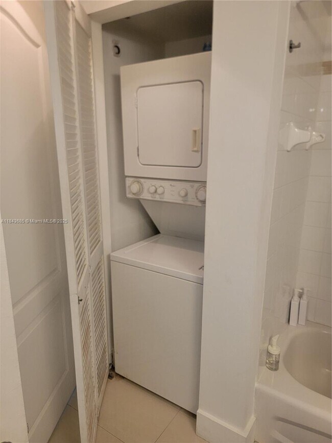 Building Photo - 1200 Brickell Bay Dr