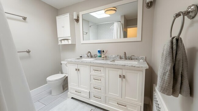 Building Photo - 27 Noble St