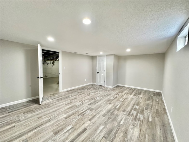 Building Photo - 2303 Maple St