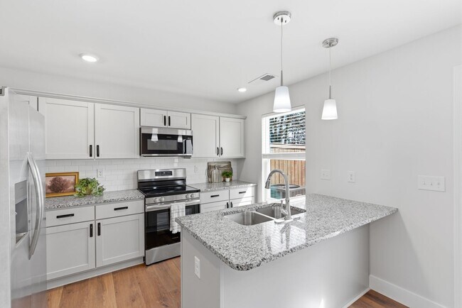 Building Photo - Beautiful 3 Bedroom 2.5 Bath Townhome in East Main Meadows