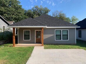 Building Photo - 727 E Gandy St