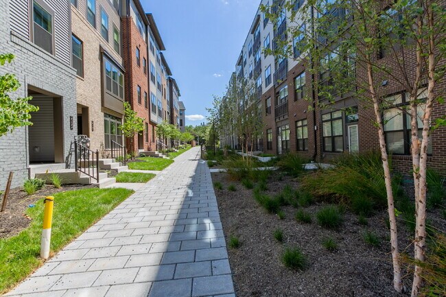 Building Photo - Elegant Townhome Living Near Herndon Conveniences