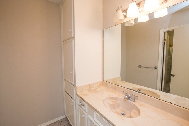 Building Photo - 2946 River Bend Ct