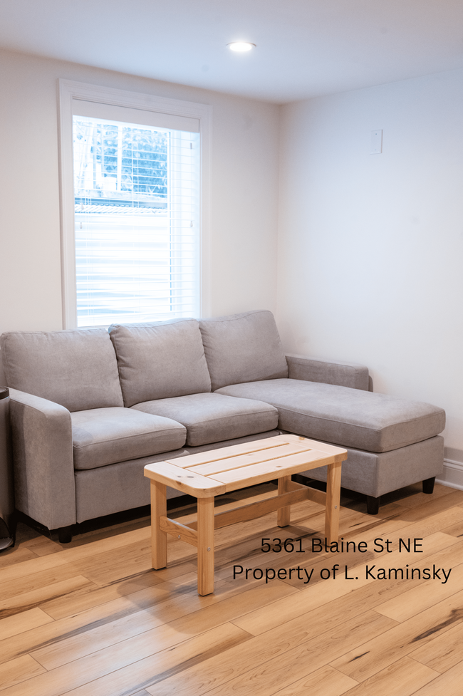 Furnished space - 5361 Blaine St NE