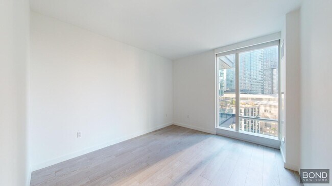 Building Photo - 400 W 61st St