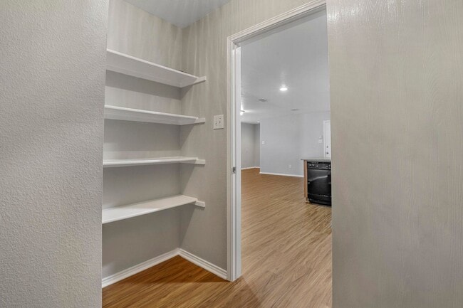 Building Photo - 468 Brookbank Dr
