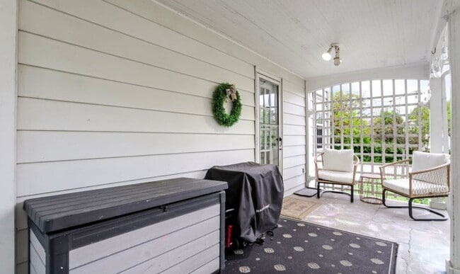Building Photo - Stunning 3 Bedroom