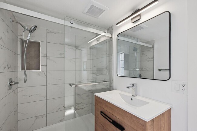 Building Photo - Stunning Luxury 2BR with Wraparound Deck in Downtown Palo Alto