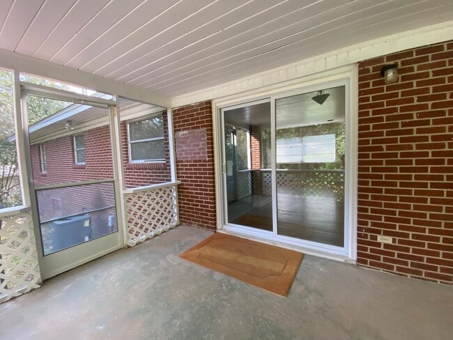 Building Photo - 1215 Buckingham Dr