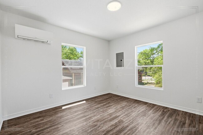 Building Photo - 377 Tuttle Ave