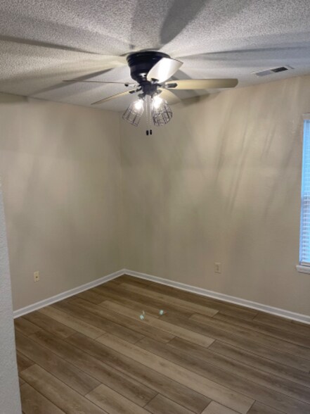 Building Photo - 208 N Pointe Ln