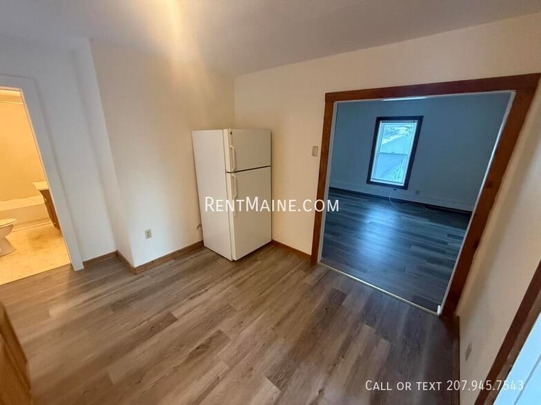 Building Photo - 104 Main St