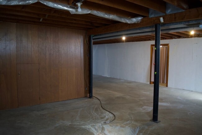 Building Photo - 3 Bedroom House Next To Columbia Regional Airport!