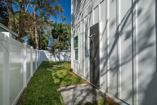 Building Photo - 925 2nd Ave S