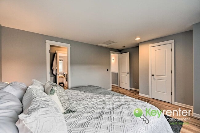 Building Photo - Beautifully Renovated 3 Bed Townhome in Prime North Seattle Location