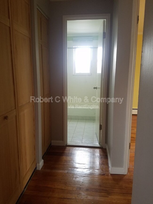 Building Photo - 10 Colonial Ct